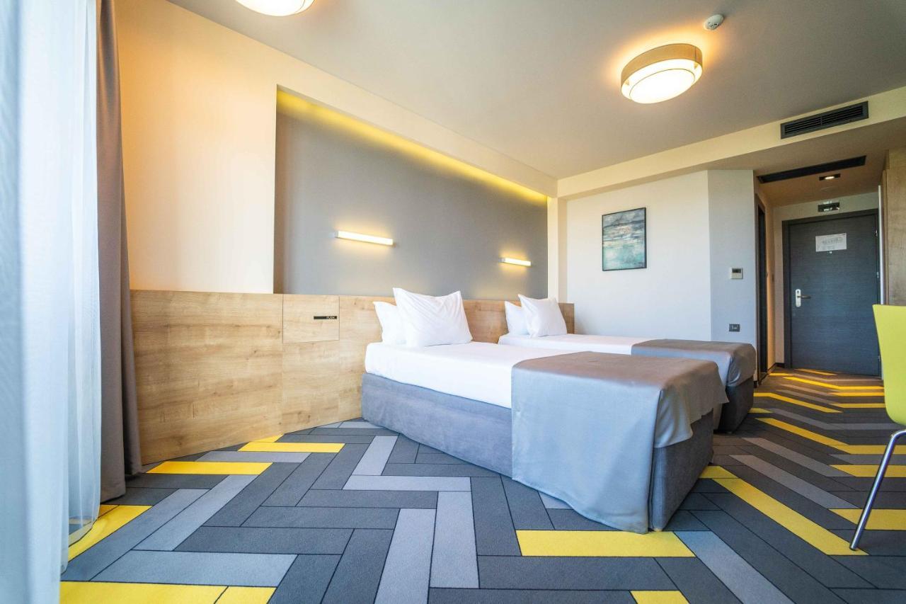 Twin Room with Balcony - Free Mini-bar & Parking